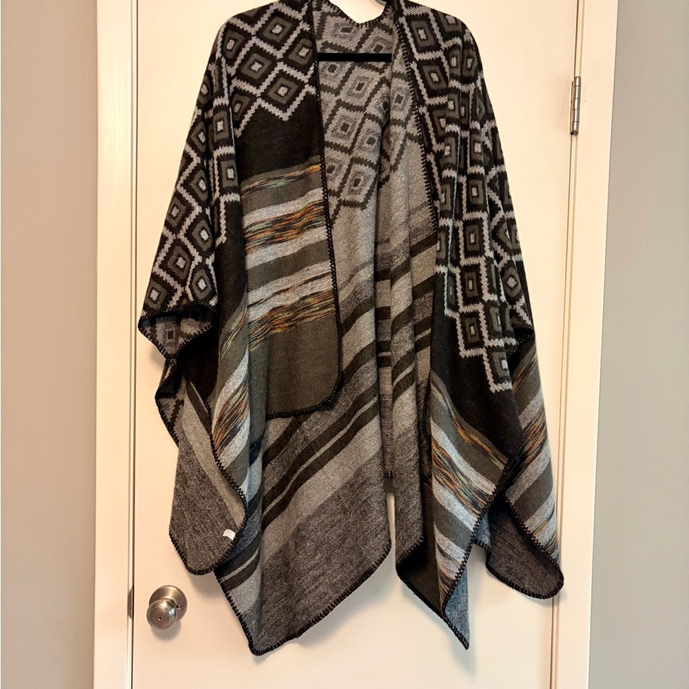 Reversible grey/black poncho